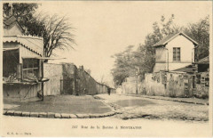 Carte postale ancienne Rue de la Bonne à Montmartre
                                                                     à Paris 18e
                                