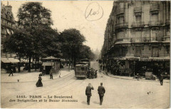 Le Boulevard des Batignolles et le Bazar Monceau à Paris 17e
