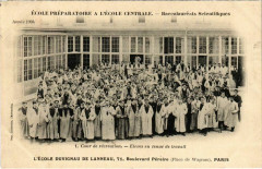 Carte postale ancienne L'Ecole Duvigneau de Lanneau - Boulevard Pereire - La Cour de Récréation - Elèves en tenue de travail
                                                                     à Paris 17e
                                