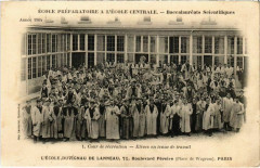 Carte postale ancienne L'Ecole Duvigneau de Lanneau - Boulevard Pereire - La Cour de Récréation - Elèves en tenue de travail
                                                                     à Paris 17e
                                