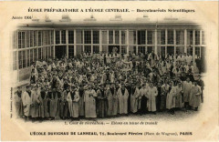 Carte postale ancienne L'Ecole Duvigneau de Lanneau - Boulevard Pereire - La Cour de Récréation - Elèves en tenue de travail
                                                                     à Paris 17e
                                