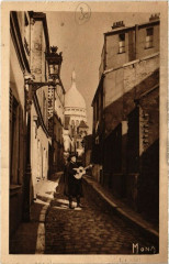 Montmartre - La Rue Saint-Rustique - Au fond, le Sacré-Coeur à Paris 18e