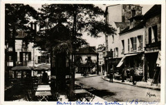 Carte postale ancienne La Place du Tertre
                                                                     à Paris 18e
                                