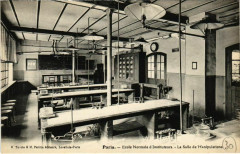 Carte postale ancienne Ecole Normale d'Instituteurs. - La Salle de Manipulations
                                                                     à Paris 16e
                                