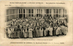 Carte postale ancienne L'Ecole Duvigneau de Lanneau - Boulevard Pereire - La Cour de Récréation - Elèves en tenue de travail
                                                                     à Paris 17e
                                