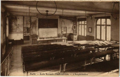 Carte postale ancienne Ecole Normale d'Institutrices - L'Amphithéâtre
                                                                     à Paris 17e
                                