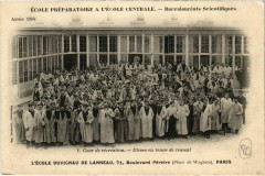 Carte postale ancienne L'Ecole Duvigneau de Lanneau - Boulevard Pereire - La Cour de Récréation - Elèves en tenue de travail
                                                                     à Paris 17e
                                