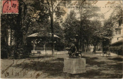 Carte postale ancienne Le Square de Grenelle
                                                                     à Paris 15e
                                
