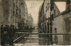 Carte postale ancienne Inondations 1910 - Rue Traversière prise Avenue Daumesnil
                                                                     à Paris 12e
                                