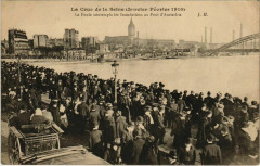 Carte postale ancienne La Crue de la Seine (Janvier-Février 1910) - La Foule contemple les Inondations au Pont d'Austerlitz
                                                                     à Paris 13e
                                