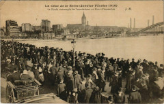 Carte postale ancienne La Crue de la Seine (Janvier-Février 1910) - La Foule contemple les Inondations au Pont d'Austerlitz
                                                                     à Paris 13e
                                