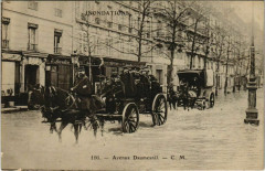 Carte postale ancienne Inondations de Paris, janvier 1910 - Avenue Daumesni
                                                                     à Paris 12e
                                