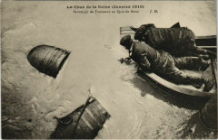 La Crue de la Seine (Janvier 1910) - Sauvetage de Tonneaux au Quai de Bercy à Paris 12e