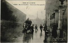Carte postale ancienne Crue de la Seine - Rue du Chevaleret - Construction d'une passerelle
                                                                     à Paris 13e
                                