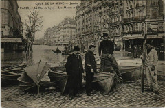 Carte postale ancienne Crue de la Seine - La Rue de Lyon - Les Marins et leurs Canots Berchon
                                                                     à Paris 12e
                                