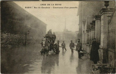 Carte postale ancienne Crue de la Seine - Rue du Chevaleret - Construction d'une passerelle
                                                                     à Paris 13e
                                