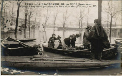 Carte postale ancienne La Grande Crue de la Seine - Rescapés d'Ivry amenés par bateau à la Porte de la Gare
                                                                     à Paris 13e
                                