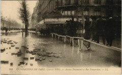 Carte postale ancienne Inondations de Paris (Janvier 1910) - Avenue Daumesnil et Rue Traversière
                                                                     à Paris 12e
                                