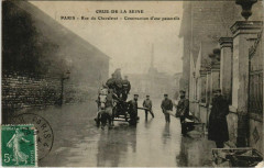 Carte postale ancienne Crue de la Seine - Rue du Chevaleret - Construction d'une passerelle
                                                                     à Paris 13e
                                