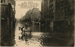 Carte postale ancienne Avenue Ledru-Rollin - Inondations de janvier 1910 - Un habitant rentrant à son domicile
                                                                     à Paris 12e
                                