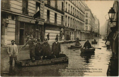 Inondations de Paris Janvier-Février 1910 - Le Poste de Police et la Rue Traversière à Paris 12e