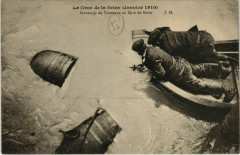 Carte postale ancienne La Crue de la Seine (Janvier 1910) - Sauvetage de Tonneaux au Quai de Bercy
                                                                     à Paris 12e
                                