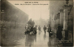 Carte postale ancienne Crue de la Seine - Rue du Chevaleret - Construction d'une passerelle
                                                                     à Paris 13e
                                