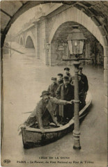 Carte postale ancienne Crue de la Seine - Le Passeur, du Pont National au Pont de Tolbiac
                                                                     à Paris 13e
                                