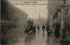 Carte postale ancienne Crue de la Seine - Rue du Chevaleret - Construction d'une passerelle
                                                                     à Paris 13e
                                