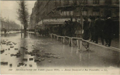 Carte postale ancienne Inondations de Paris (Janvier 1910) - Avenue Daumesnil et Rue Traversière
                                                                     à Paris 12e
                                