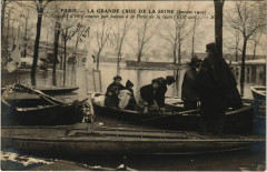 Carte postale ancienne La Grande Crue de la Seine - Rescapés d'Ivry amenés par bateau à la Porte de la Gare
                                                                     à Paris 13e
                                