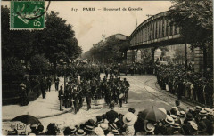 Carte postale ancienne Boulevard de Grenelle
                                                                     à Paris 15e
                                