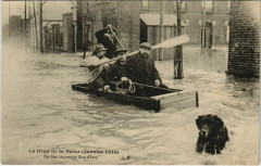 Carte postale ancienne La Crue de la Seine (Janvier 1910) - Un Bac improvisé Rue d'Ivry
                                                                     à Paris 13e
                                