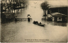 Carte postale ancienne La Crue de la Seine (Janvier-Février 1910) - Porte d'Ivry, à la Barrière de l'Octroi
                                                                     à Paris 13e
                                