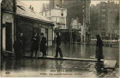 Carte postale ancienne Crue de la Seine - Une passerelle improvisée, rue Gros
                                                                     à Paris 16e
                                
