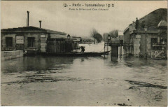 Carte postale ancienne Inondations 1910 - Porte de Billancourt (Quai d'Auteuil)
                                                                     à Paris 16e
                                