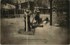 Carte postale ancienne La Crue de la Seine (Janvier 1910) - Un Radeau improvisé dans un Jardin de la Rue Van Loo
                                                                     à Paris 16e
                                