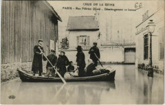 Carte postale ancienne Crue de la Seine - Rue Félicien David - Déménagement en bateau
                                                                     à Paris 16e
                                