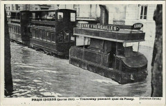 Carte postale ancienne Paris inondé (janvier 1910) - Tramway passant quai de Passy
                                                                     à Paris 16e
                                