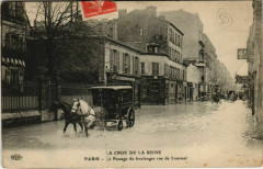 Carte postale ancienne La Crue de la Seine - La Passage du boulanger rue de Lourmel
                                                                     à Paris 15e
                                