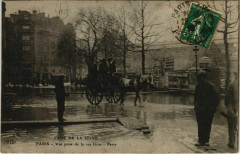 Carte postale ancienne Crue de la Seine - Vue prise de la rue Gros - Passy
                                                                     à Paris 16e
                                