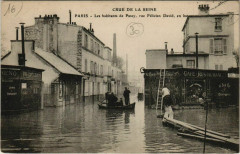 Carte postale ancienne Crue de la Seine - Les habitants de Passy, rue Félicien David, en bateau
                                                                     à Paris 16e
                                