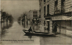 Carte postale ancienne La Crue de la Seine - Au Quai de Passy
                                                                     à Paris 16e
                                
