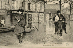Carte postale ancienne Crue de la Seine - La rue Remusat - Transport d'habitants
                                                                     à Paris 16e
                                