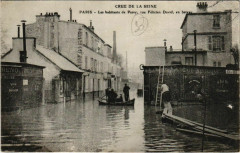 Carte postale ancienne Crue de la Seine - Les habitants de Passy, rue Félicien David, en bateau
                                                                     à Paris 16e
                                