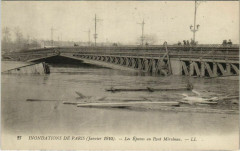Carte postale ancienne Inondations de Paris (Janvier 1910) - Les Epaves au Pont Mirabeau
                                                                     à Paris 15e
                                