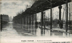 Carte postale ancienne Paris inondé - Boulevard de Grenelle
                                                                     à Paris 15e
                                