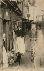 Inondations de Paris (Janvier 1910) - Rue Saint-Charles - Marchande de Légumes à Paris 15e