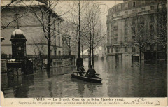 Carte postale ancienne La Grande Crue de la Seine (janvier 1910) - Sapeurs du 1er Génie portant secours aux habitants de la rue Gros
                                                                     à Paris 16e
                                