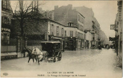 Carte postale ancienne La Crue de la Seine - La Passage du boulanger rue de Lourmel
                                                                     à Paris 15e
                                
